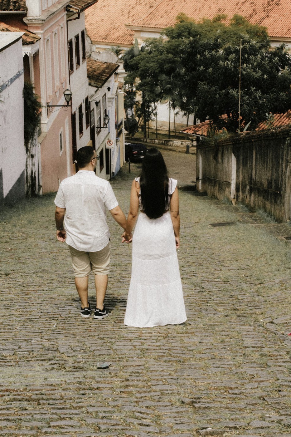 Casal caminhando na rua